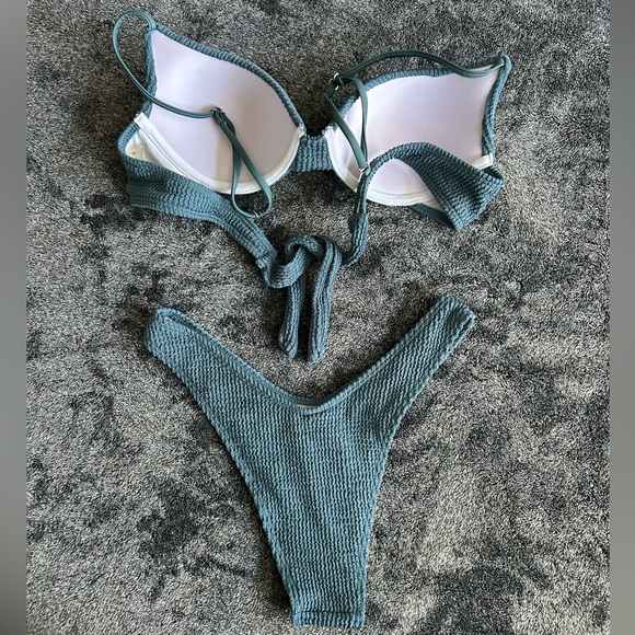 Bikini - Picture 2 of 2